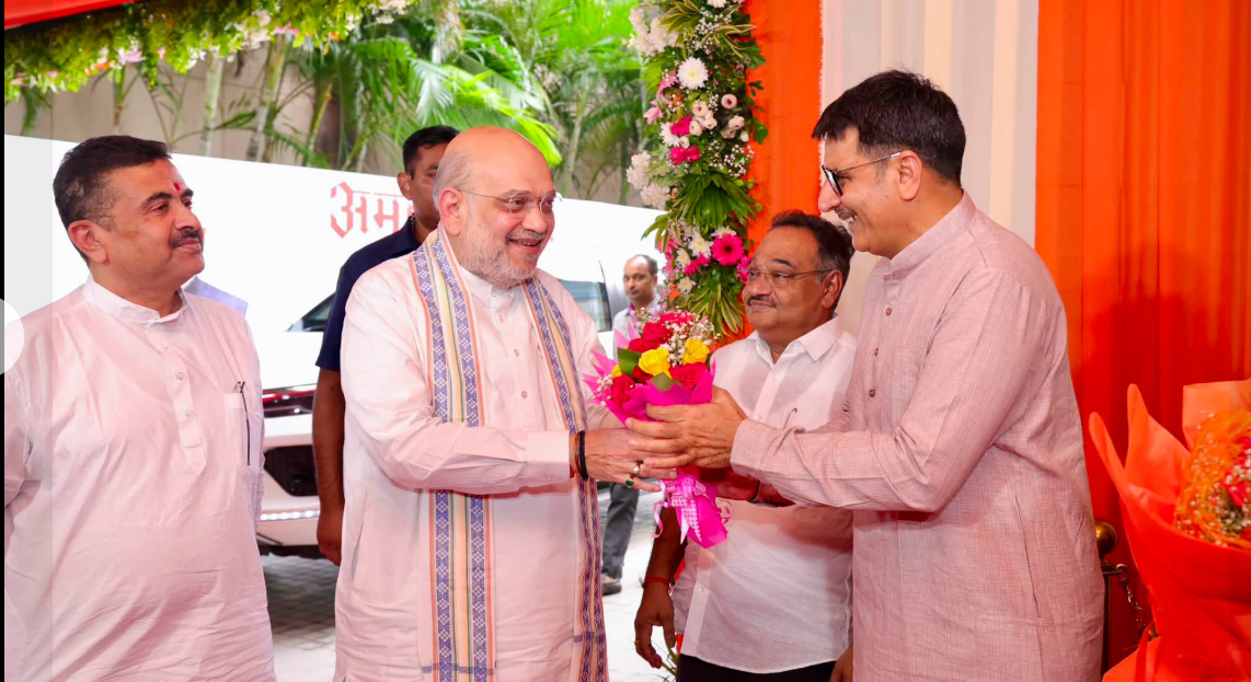 સહકારિતાનો વિશ્વાસ, “સોનાર બાંગ્લા”નો સંકલ્પ।
કોલકાતામાં આયોજિત અમૂલના સમારોહમાં માનનીય કેન્દ્રીય ગૃહ અને સહકાર મંત્રી શ્રી અમિત શાહજીનું સ્વાગત કરતા ગુજરાત વિધાનસભાના માનનીય અધ્યક્ષ અને બનાસ ડેરીના ચેરમેન શ્રી શંકરભાઈ ચૌધરી